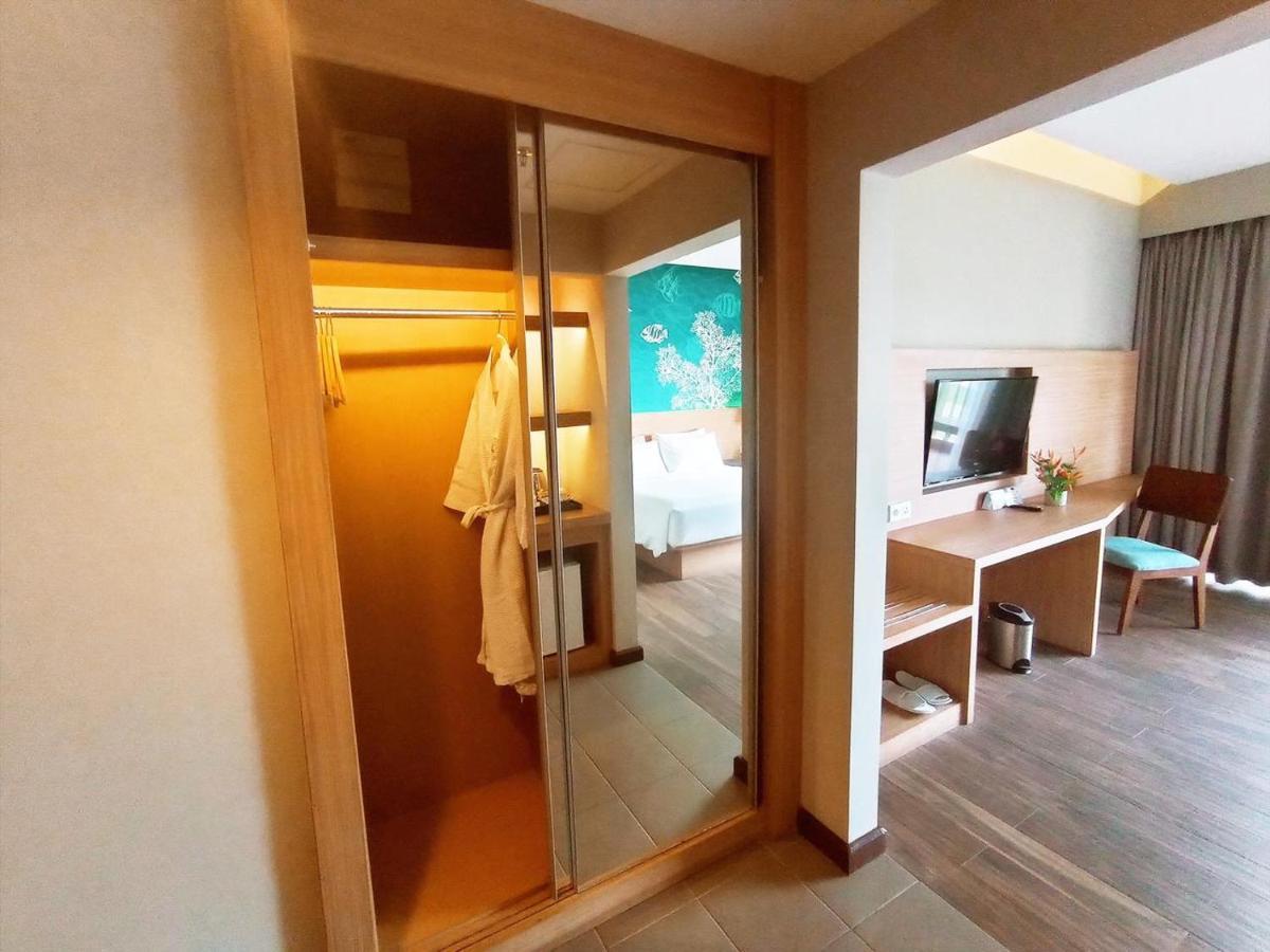 เมอร์เคียว มานาโด ตาเตลี บีช รีสอร์ต Hotel ภายนอก รูปภาพ