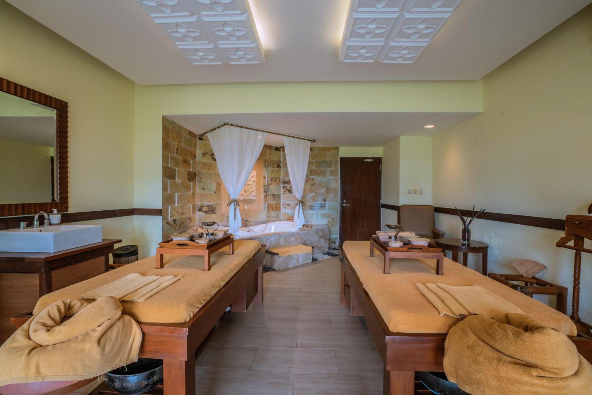 เมอร์เคียว มานาโด ตาเตลี บีช รีสอร์ต Hotel ภายนอก รูปภาพ