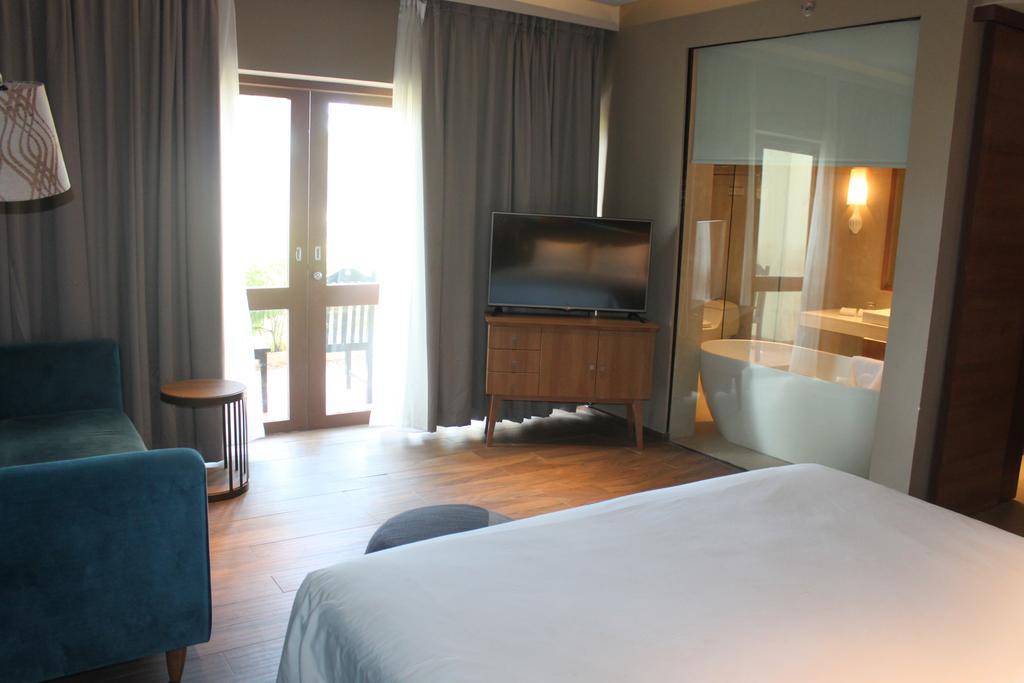 เมอร์เคียว มานาโด ตาเตลี บีช รีสอร์ต Hotel ภายนอก รูปภาพ